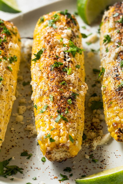 Homemade Spicy Elote Mexican Street Corn with Mayo Lime and Cheese - Foto, immagini