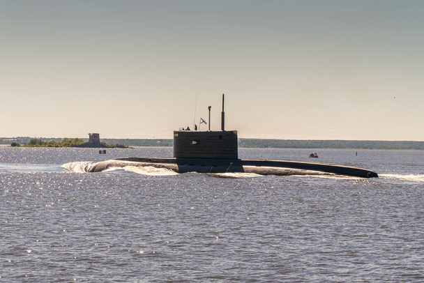El proyecto de submarino diesel 877 Black hole pasa cerca de Kronstadt durante el ensayo del desfile naval. julio 17, 2020
. - Foto, imagen