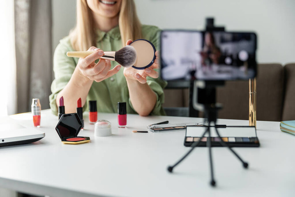 メイク美容ファッションブロガーインフルエンサー自宅でソーシャルメディア上で化粧品を提示ビデオを記録 - 写真・画像