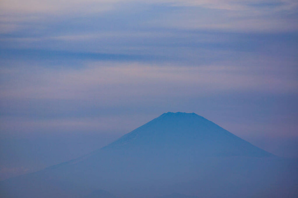 Sylwetka Fuji widoczna z wybrzeża Kamakury - Zdjęcie, obraz