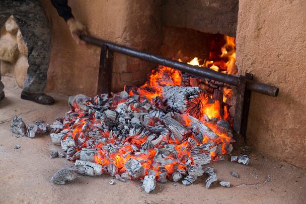 carboncino da legna da ardere di pino bruciato in un forno di sauna - Foto, immagini