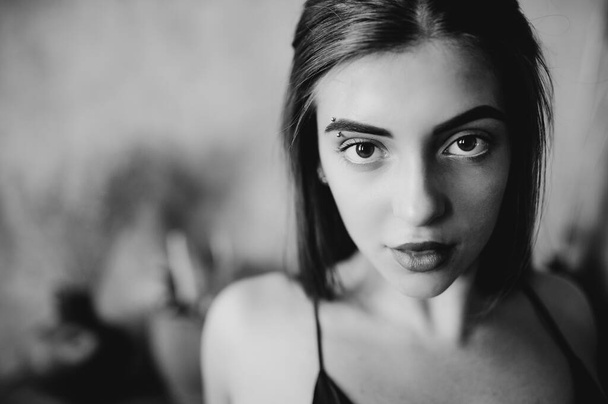 Black and white portrait of caucasian brunette woman in the loft studio - Fotografie, Obrázek