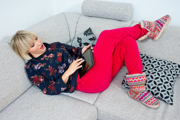 привлекательная женщина с помощью планшета в диване на hoime
 - Фото, изображение