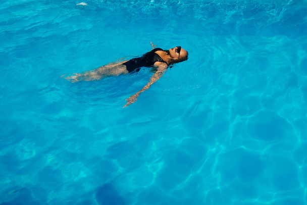 young beautiful woman relaxing in  the pool.   - Fotografie, Obrázek