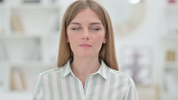Retrato de Pensive Young Woman Pensando em Algo  - Filmagem, Vídeo