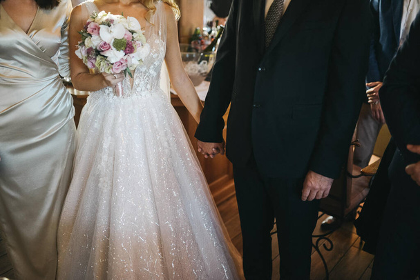 жених и невеста в день их свадьбы - Фото, изображение
