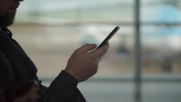 ruka muže s chytrým telefonem, zblízka - Záběry, video