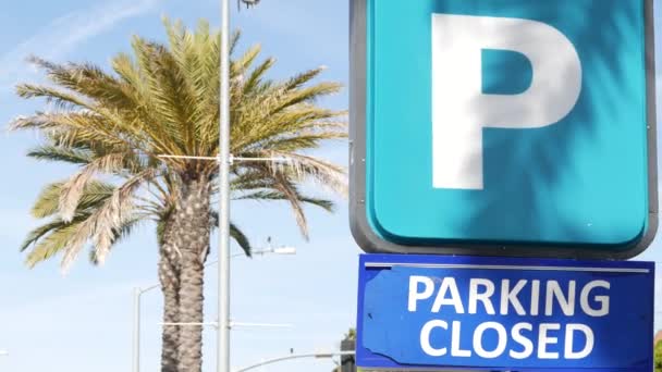 Znak parkingowy jako symbol trudności w ruchu drogowym i problemów transportowych w ruchliwych obszarach miejskich USA. Strefa płatnego parkingu publicznego w centrum San Diego w Kalifornii. Ograniczona przestrzeń dla samochodów w mieście - Materiał filmowy, wideo