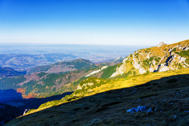 Les Hautes Tatras (Vysoke Tatry, Tatry Wysokie, Magas-Tatra), sont une chaîne de montagnes le long de la frontière de la Slovaquie dans la région de Presov, et le sud de la Pologne dans la Voïvodie de Petite-Pologne. - Photo, image