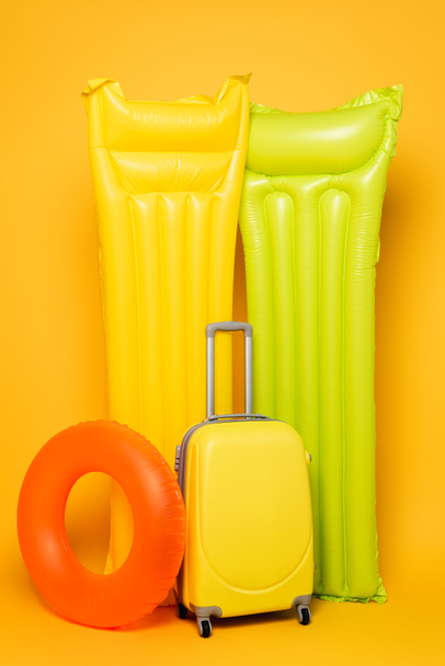 Reisetasche mit Schwimmbecken auf gelbem Hintergrund - Foto, Bild