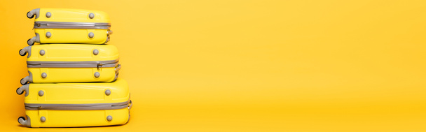 стопка туристичних мішків на жовтому фоні, панорамний постріл
 - Фото, зображення