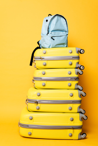 sac à dos bleu sur des sacs de voyage sur fond jaune - Photo, image