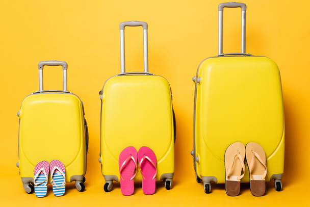torby podróżne z rodzinnymi japonkami na żółto - Zdjęcie, obraz