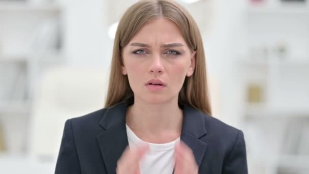 Stresli genç iş kadınının baş ağrısı portresi  - Video, Çekim