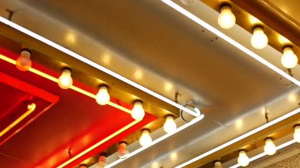 Vieilles lampes électriques télécopiées clignotant et luisant la nuit. Résumé en gros plan de la décoration rétro casino chatoyant à Las Vegas, États-Unis. Ampoules lumineuses de style vintage scintillant sur la rue Freemont - Séquence, vidéo
