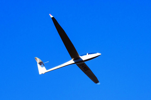 TATRA MOUNTAINS, POLÓNIA - OCT 14, 2018: O planador planando no céu azul, voo planador
 - Foto, Imagem