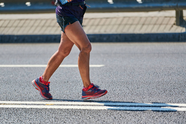 Laufende Frau. Fitness-Frau joggt in Sportbekleidung auf der Stadtstraße. Gesunder Lebensstil, sportliches Hobby. Streetworkout, Sprinten im Freien - Foto, Bild