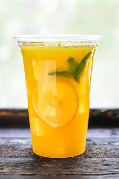 jus d'orange boisson ou limonade agrumes mandarine menthe boisson transparente verre tasse à emporter boisson Menu concept portion nourriture fond vue du dessus copier espace bio saine alimentation - Photo, image