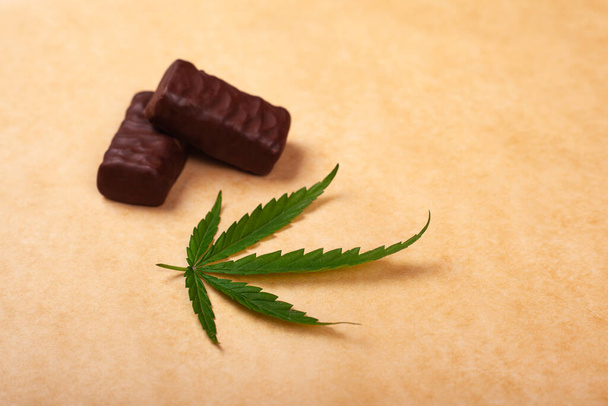 słodycze z liściem marihuany, czekoladki z marihuaną - Zdjęcie, obraz