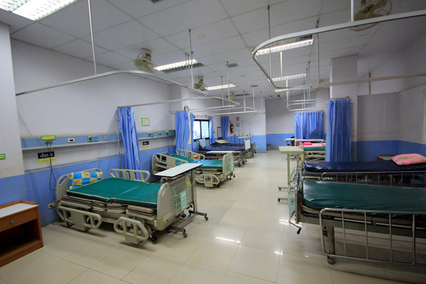 Пустая кровать в больничной палате
 - Фото, изображение