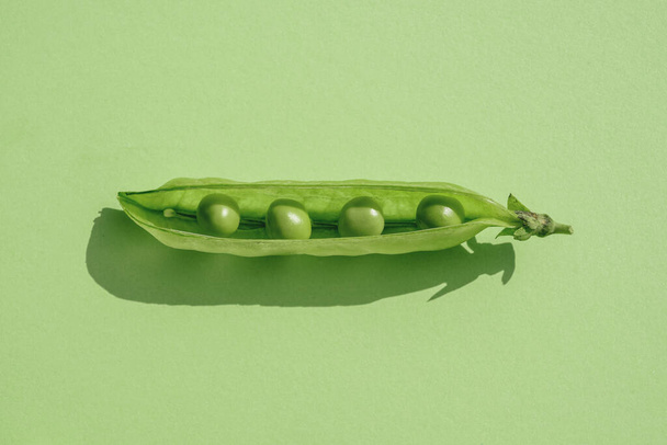 Social distance concept, Pod of green peas with seeds at great distance between - Foto, immagini