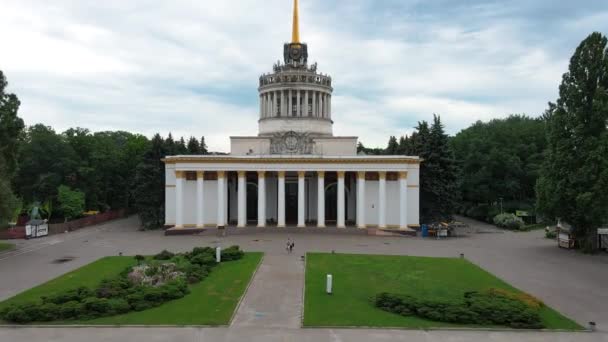 Aérea de la entrada monumento edificio principal en el parque Vdnkh en Kiev Ucrania. La casa de entrada en VDNH de la Unión Soviética - Metraje, vídeo