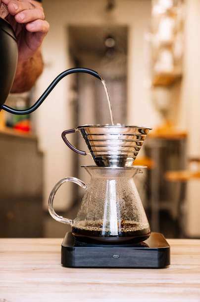Barista bereidt koffie met filter - Foto, afbeelding