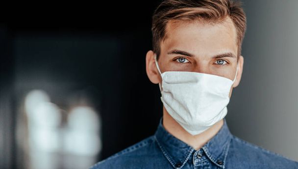 close up. young man in a protective mask. - Fotoğraf, Görsel