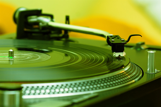 gramofon přehrávající vinylovou desku - Fotografie, Obrázek
