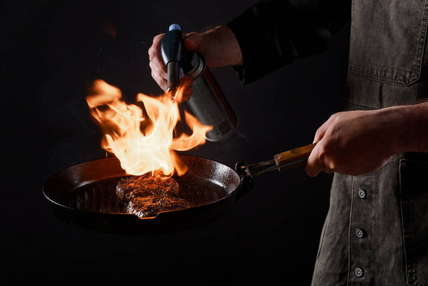 Кеф готує бургери, смажить фрикадельки на відкритому вогні
. - Фото, зображення