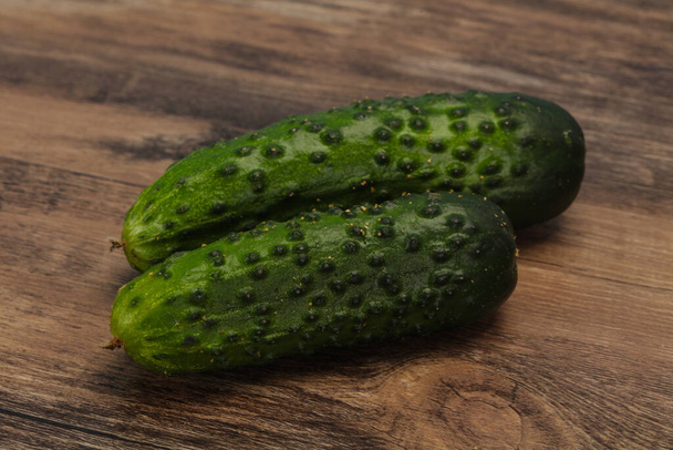Zralé čerstvé zelené dvě okurky připravené pro vegan - Fotografie, Obrázek