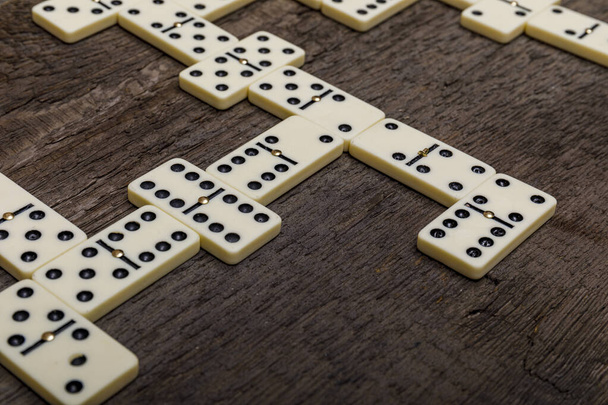 Dominó juego sobre fondo de madera rústico viejo. El concepto del juego dominó. Imagen de alta resuloción
. - Foto, Imagen