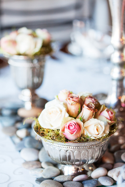Rosenstrauß auf dem Tisch beim Hochzeitsempfang - Foto, Bild