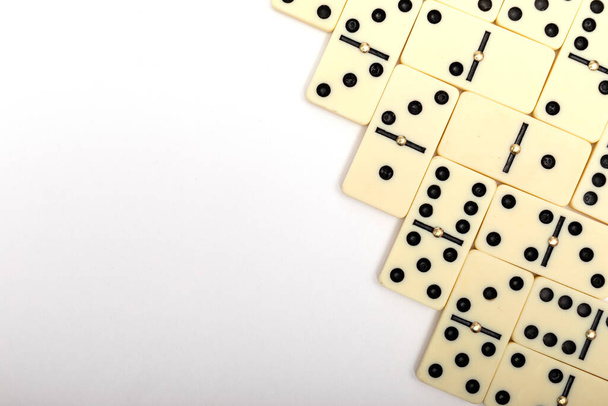 Delen van spel van domino op witte achtergrond met kopieerruimte voor tekst. Hoge resultaatwaarde. - Foto, afbeelding