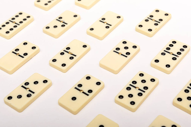 Foto de diferentes dominó. Fondo de dominó. Hobbies coleccionando sobre fondo blanco. Imagen de alta resuloción
. - Foto, imagen