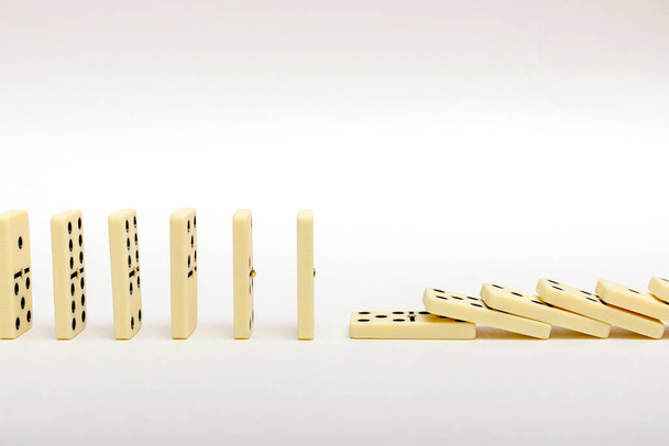 Domino-Hintergrund. Geschäftsstrategisches Konzept. Der Dominoeffekt wurde durch ein einzigartiges, starkes Stück gestoppt. Hochauflösendes Bild. - Foto, Bild