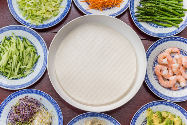 Рисовий папір та інгредієнти для виготовлення весняних рулонів в'єтнамського стилю
 - Фото, зображення
