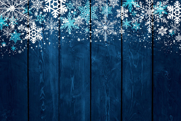Синий рождественский зимний фон со снежками на дереве - Фото, изображение