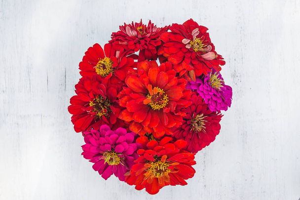 Buquê de flores vermelhas zinnia vista superior
 - Foto, Imagem