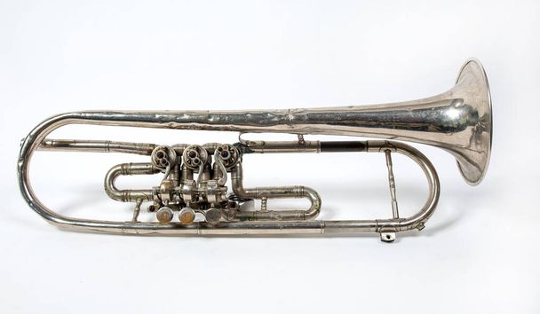 Beyaz arka planda izole edilmiş gümüş trompet. Müzik aleti yalan söyler - Fotoğraf, Görsel