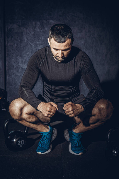 Hombre de fitness barbudo haciendo un entrenamiento con pesas levantando pesadas pesas. Imagen de alta resuloción
. - Foto, Imagen