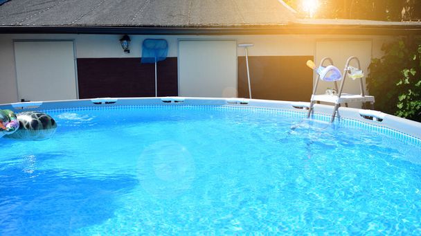 rámcový bazén v zahradě soukromého domu, letní - Fotografie, Obrázek
