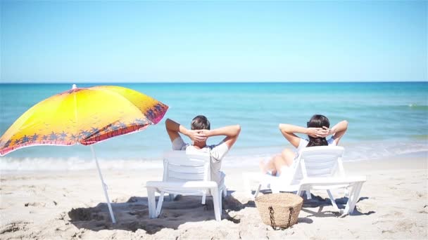 Giovane coppia sulla spiaggia bianca durante le vacanze estive. - Filmati, video