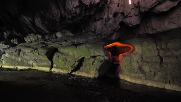 La grotte Bolii près de la ville de Petrosani, Roumanie - Séquence, vidéo