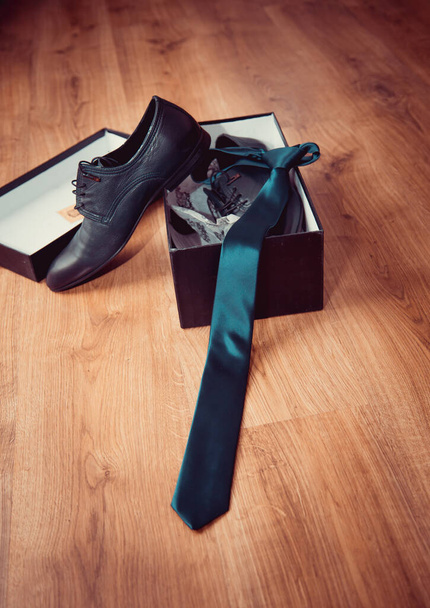 Весільні аксесуари. Взуття та краватка нареченого
. - Фото, зображення