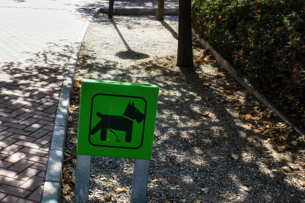 Малага (Іспанія) - 01 вересня 2015: Жовта дошка з символом собаки, що вказує на пісяти в парку на бічній прогулянці, розташованій в Коста-дель-Сол-Оксіденталь - комарка в Андалусії, південна Іспанія. - Фото, зображення