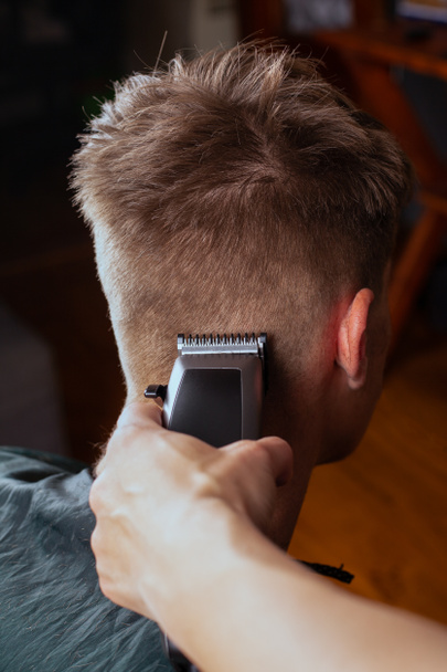 couper les cheveux par derrière avec une tondeuse, salon de coiffure - Photo, image