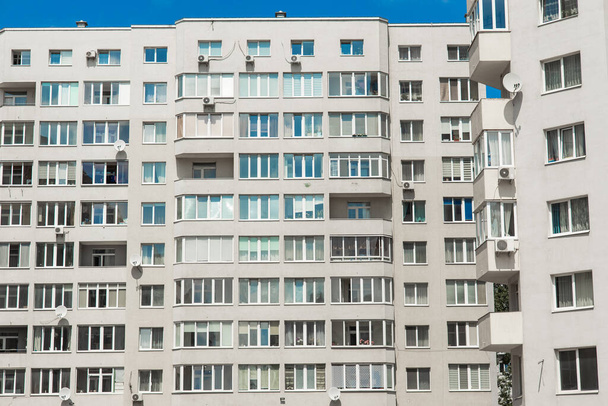 marco urbano edifício vivo fundo fotografia da cidade concreto cinza parede e janelas
 - Foto, Imagem