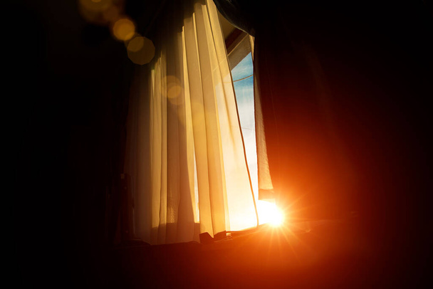 okno tapety pleskání pozadí plakát západ slunce oranžové slunce záře osvětlení scénický pohled z interiéru místnosti prostor - Fotografie, Obrázek