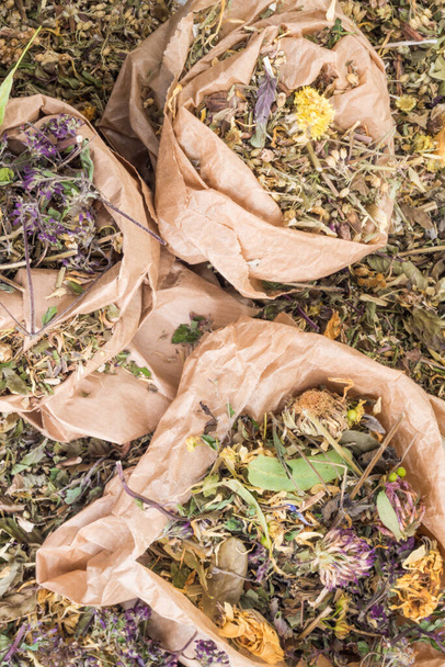 mistura de ervas curativas em eco zero sacos de papel residual, close-up, fitoterapia, vista superior. Depósito plano. - Foto, Imagem